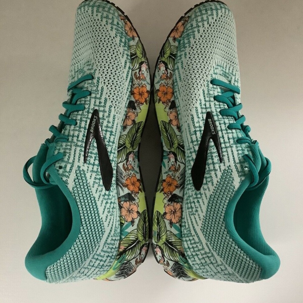Never worn ! Brooks Revel 3 Tropical